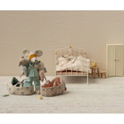 Bébé souris dans son couffin - Rose