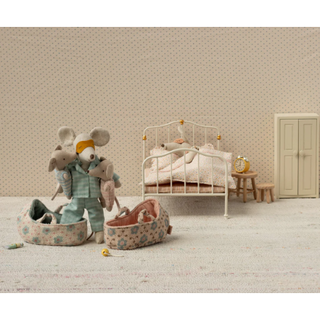 Bébé souris dans son couffin - Rose